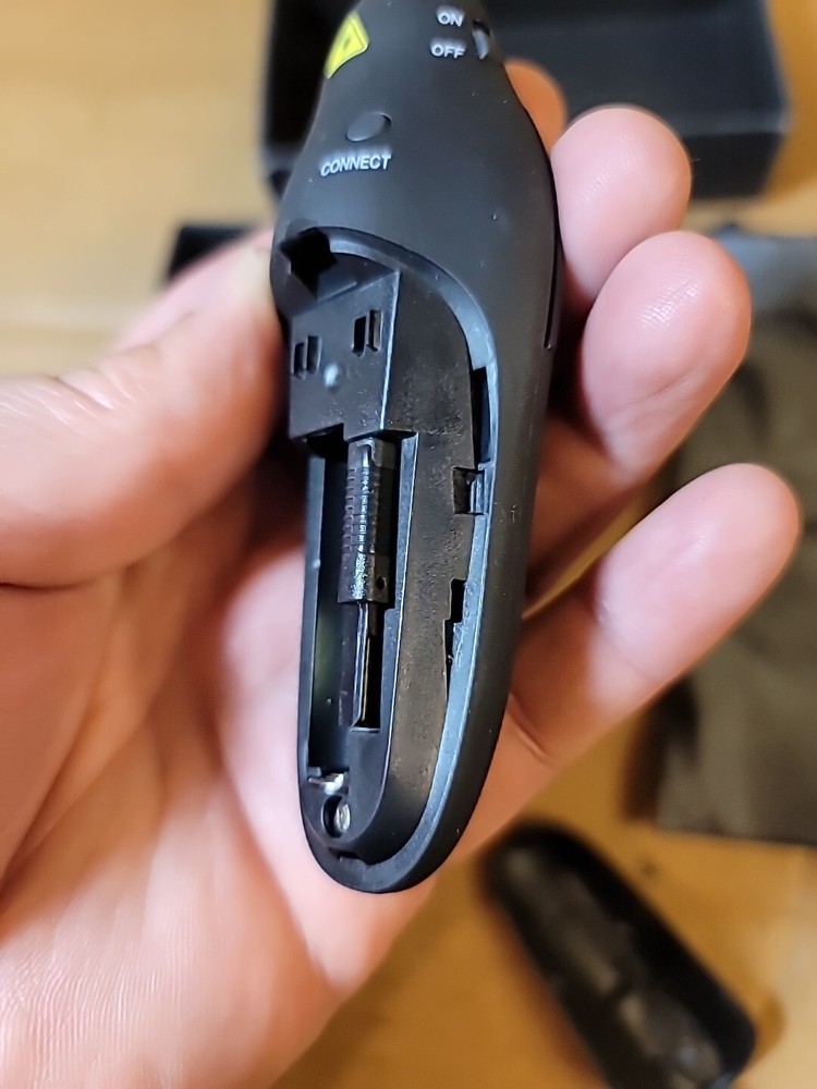 Beboncool Model D100 Wireless Presenter With Laser Pointer + bag