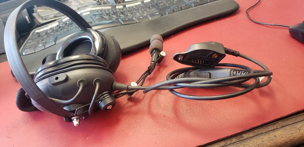 HARRIS P7300 TACTICAL NOISE CANCELLING HEADSET.