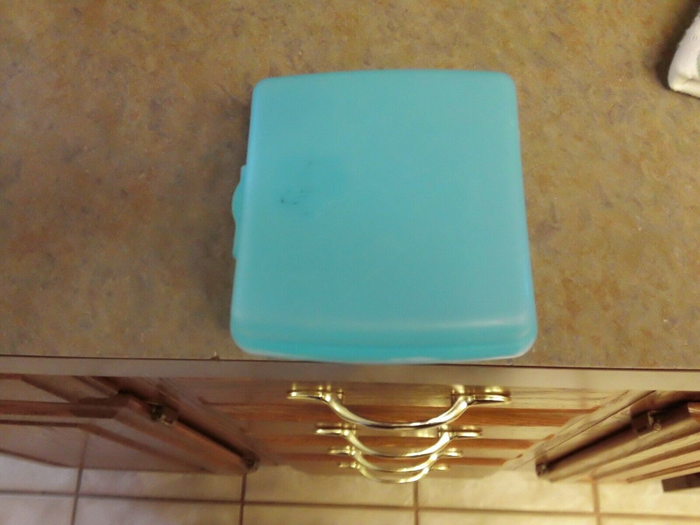 Tupperware Sandwich Keeper Container Square Locking 3752D-Used-Parrotfish
