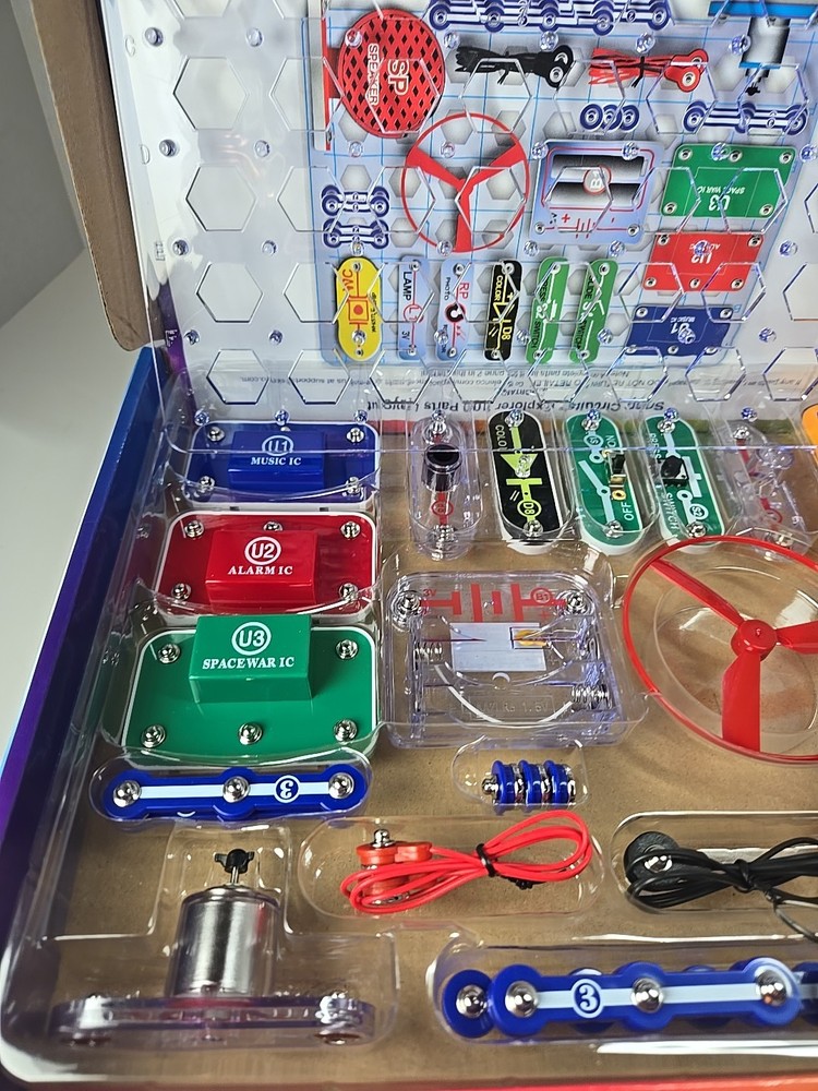 Snap Circuits SC-100 Electronics Exploration Kit, Over 100 Projects NEW Open Box