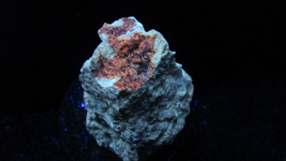 Fluorescent and Long Phosphorescent mineral rock S19