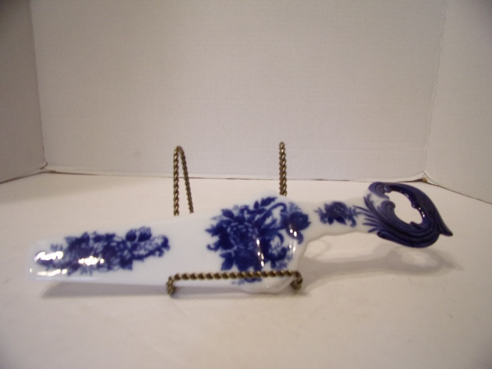 FLOW BLUE CAKE LIFTER