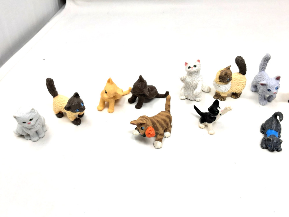 19 MEG Kitty in my Pocket Plastic Figures