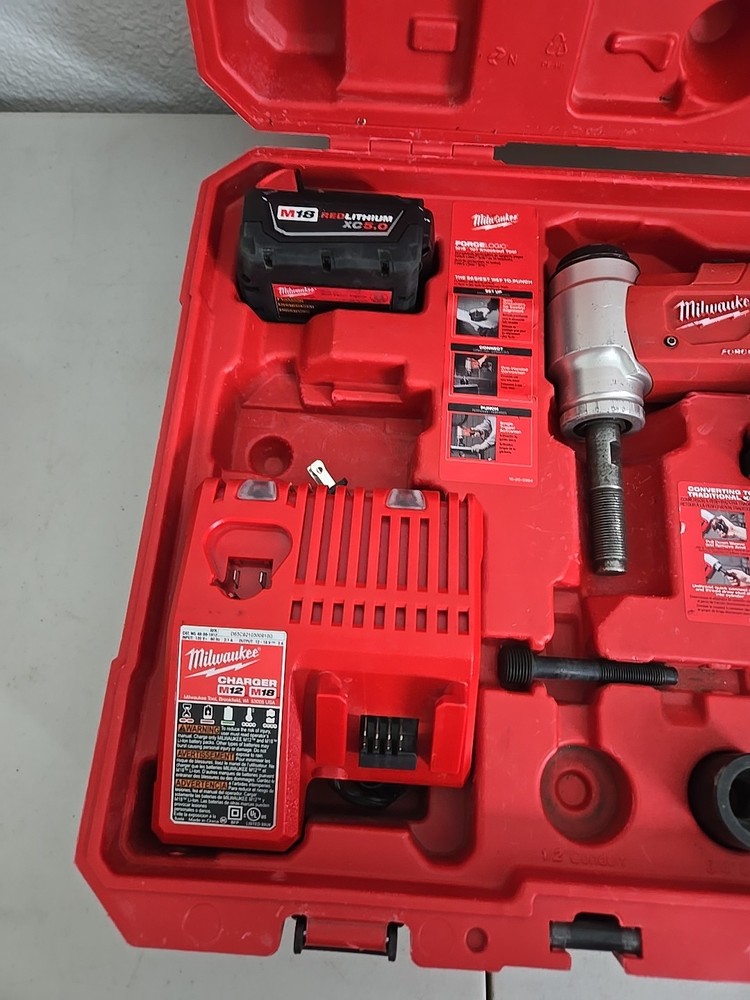 Milwaukee M18™ 2676-22 FORCE LOGIC™ 10T Knockout Tool
