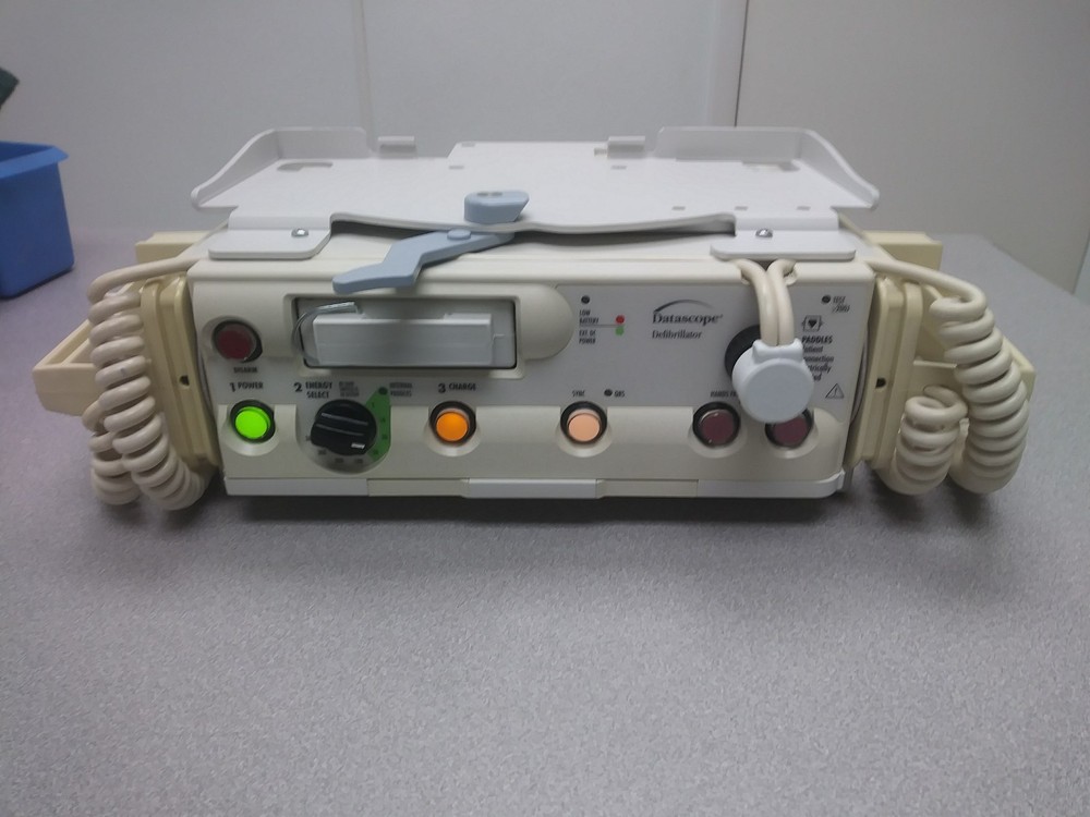 DATASCOPE DPD DEFIB UNIT W/ PADDLES