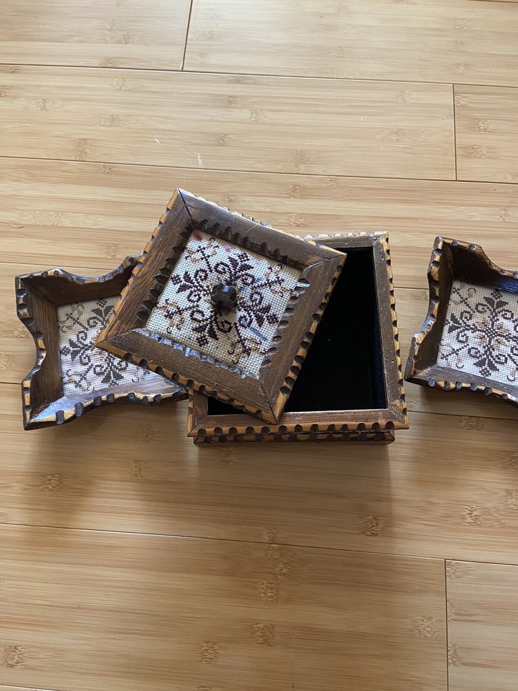 Hand Embroidered table centerpiece And 2 Ashtrays Read Description Below