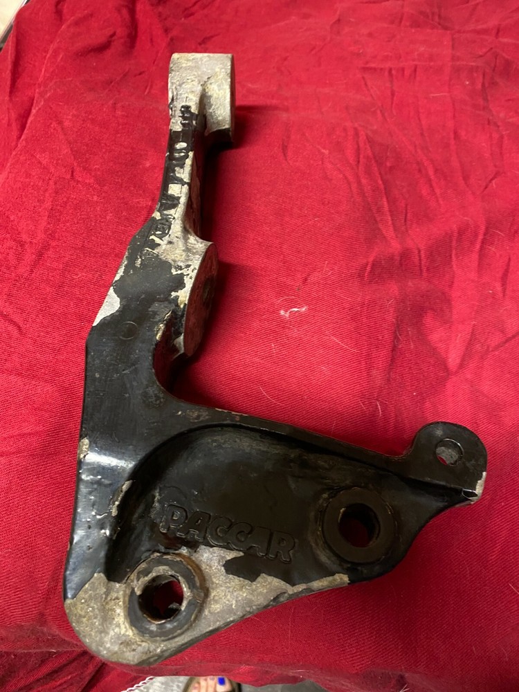 PACCAR MOUNT BRACKET SUPPORT M11 6411 001