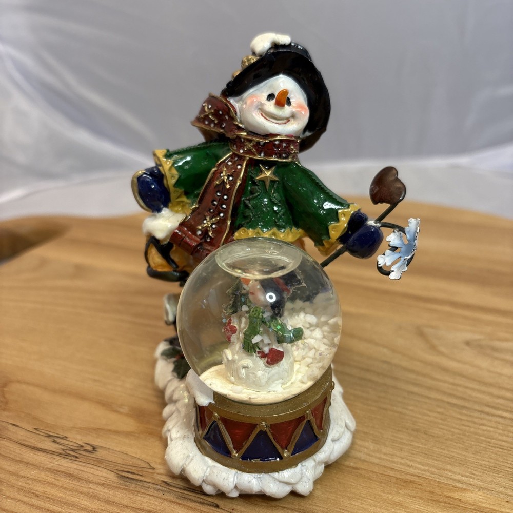 Santa Claus Globe With Snow