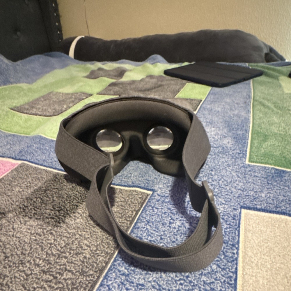 Google Daydream View Gray Smartphone VR Headset with Controller Fabric & Plastic