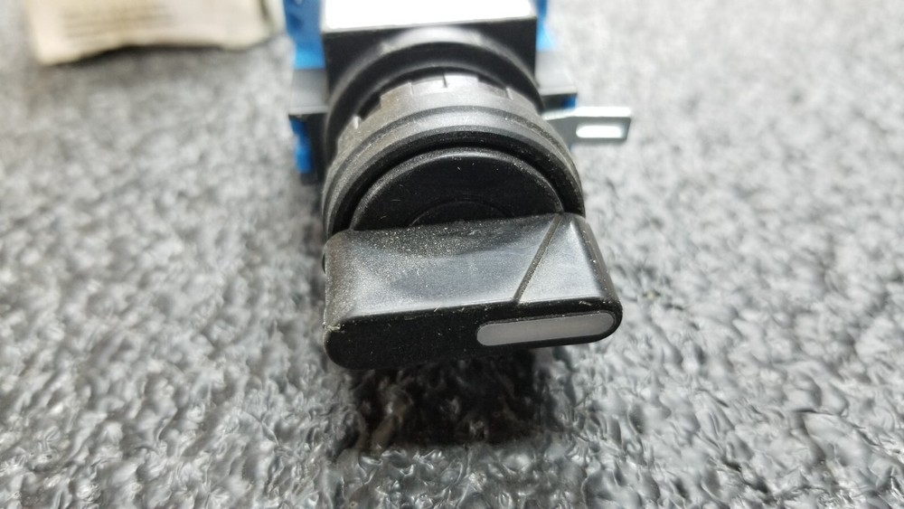 IDEC HW1S-3JTF21N1 NOS 3 Position Selector Switch