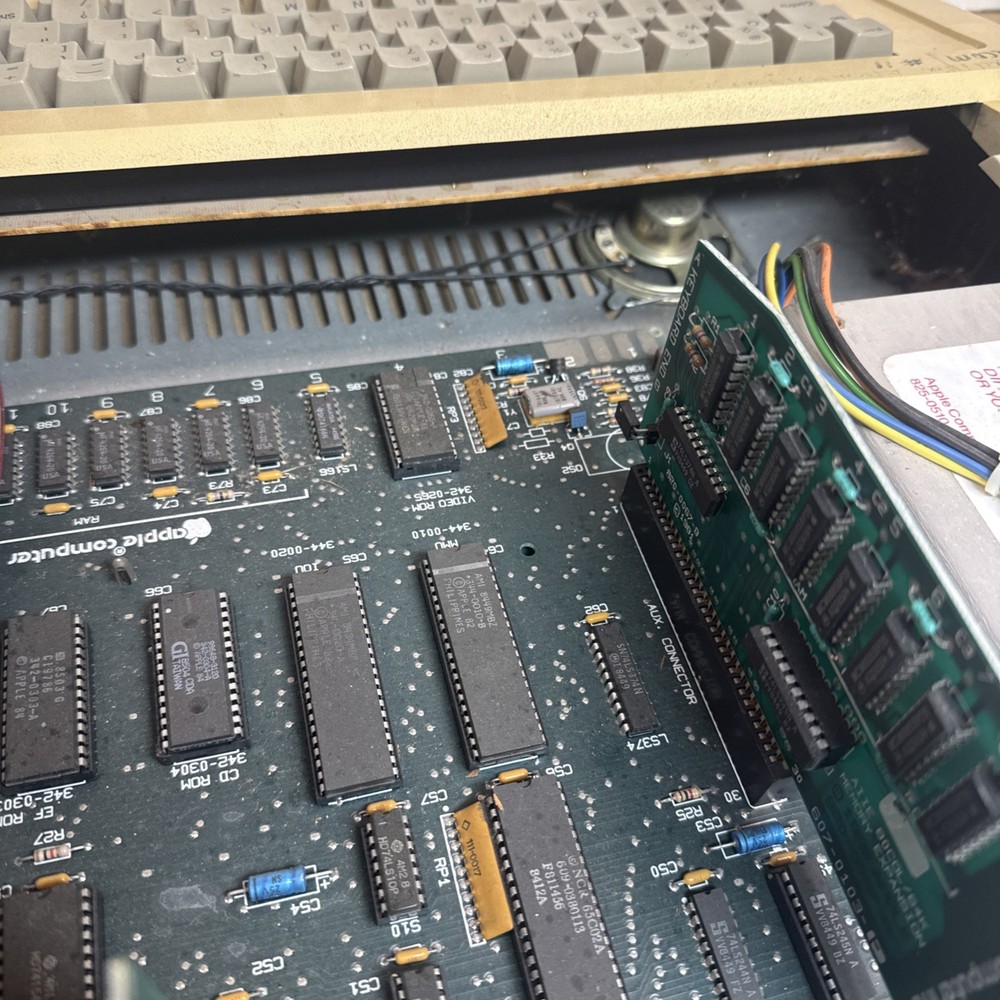 Apple IIe A2S2064 Vintage Personal Computer. Power Tested. Light On.