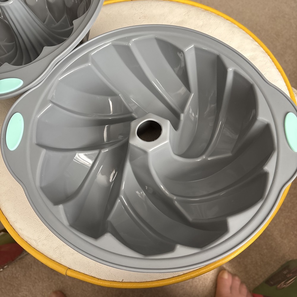 Silicone Bakeware Set - 6 Cake Molds Plus Measuring Cups & Spoons