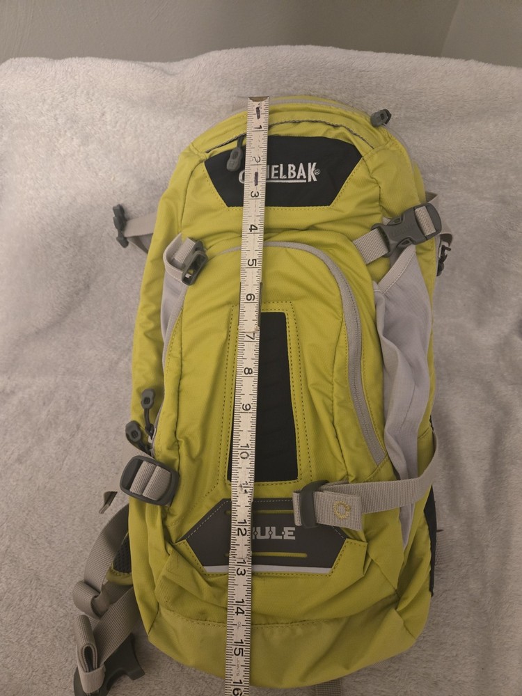 Camelbak Hydration Pack Green w/1-100 oz Bladder