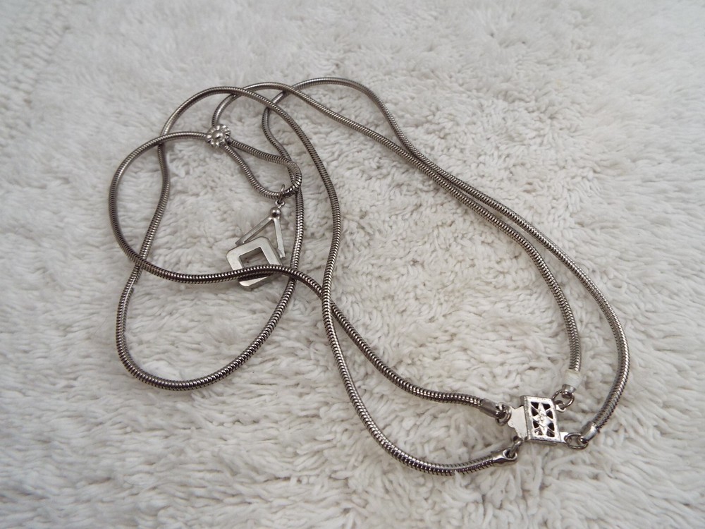 Silvertone Abstract Pendant Necklace (J6)