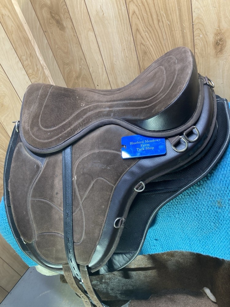 Freeform Treeless English Saddle 18 Inch