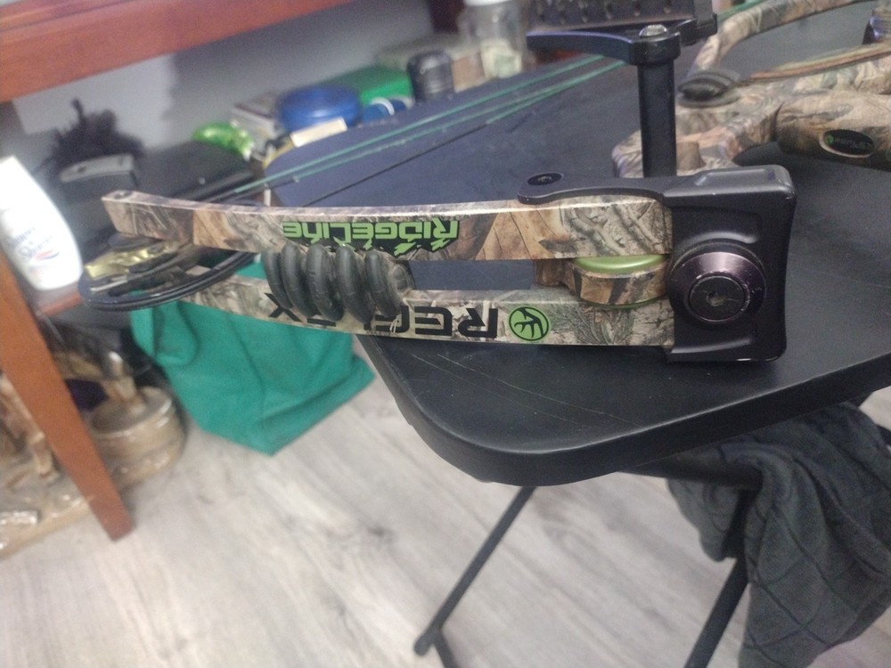 REFLEX RIDGELINE Compound Bow With Arrow Holder And Stabilizer