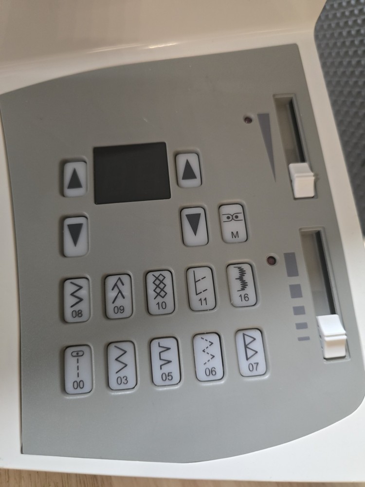 GC Singer Quantum Futura CE-200 Computerized Sewing Embroidery Machine