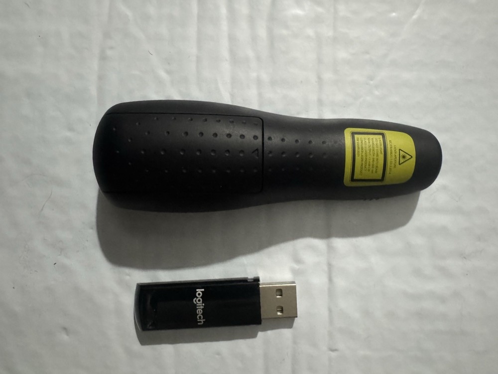 Logitech R400 Wireless Laser Pointer Presentation Remote with USB & Case Black