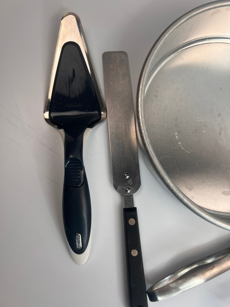 Vintage 5 Piece Miscellaneous Baking Set