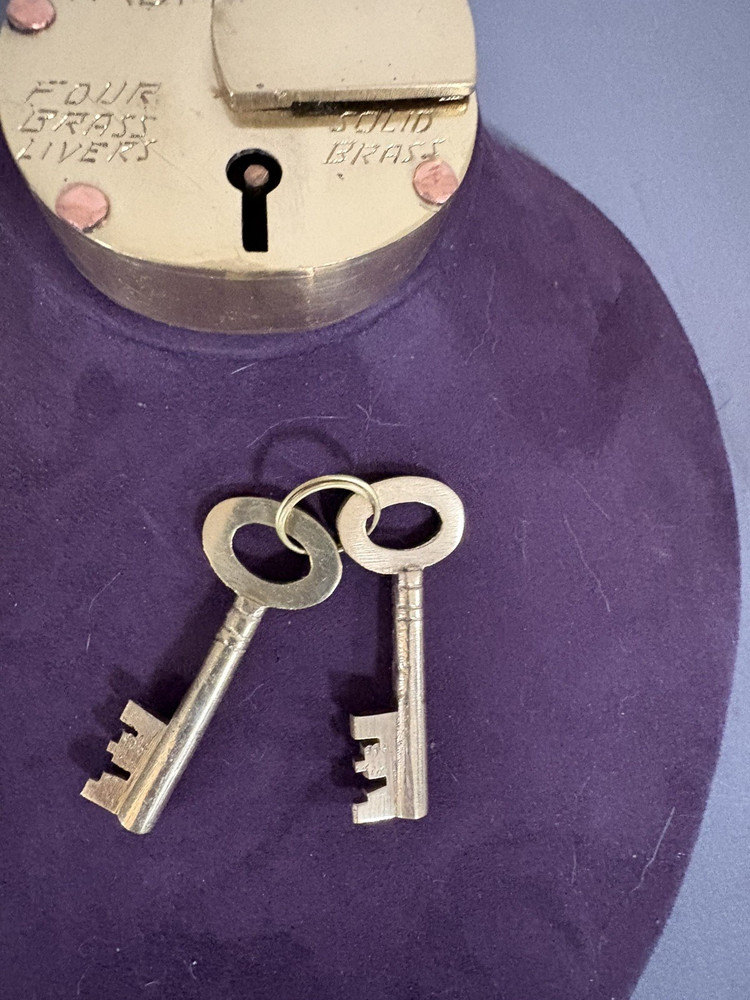 ANTIQUE ADMIRALTY 6 GENUINE SOLID BRASS PADLOCK, FOUR BRASS LEVERS & TWO KEYS