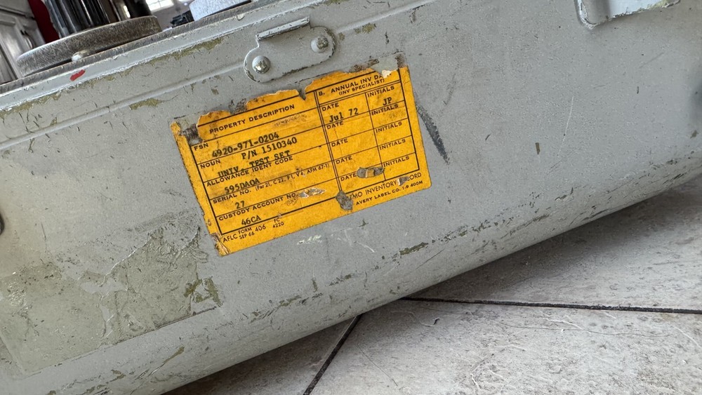 TEST SET UNIVERSAL ATTITUDE INDICATOR