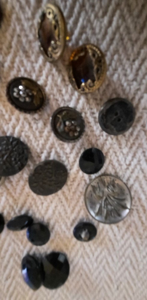 antique button assortment, 31 buttons, various types, very good condition