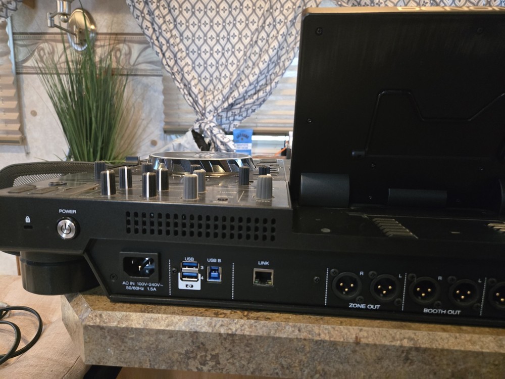 Denon DJ Prime 4 + Plus Standalone Controller with Rolling Flight Case 500gb SSD