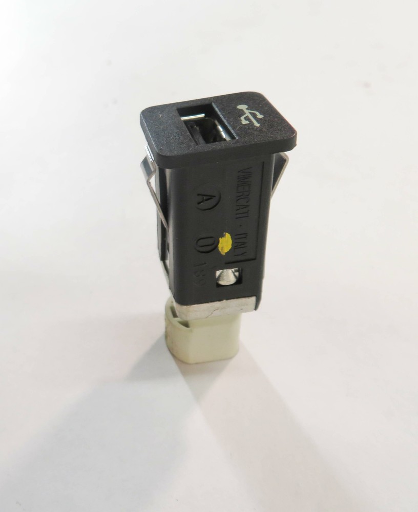 2009 BMW 750i (F01) USB IN INPUT JACK