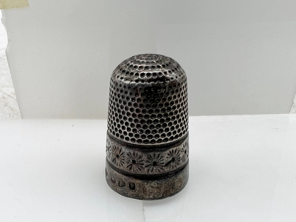 ANTIQUE SOLID SILVER CHARLES HORNER CHESTER THIMBLE DAISY PATTERN