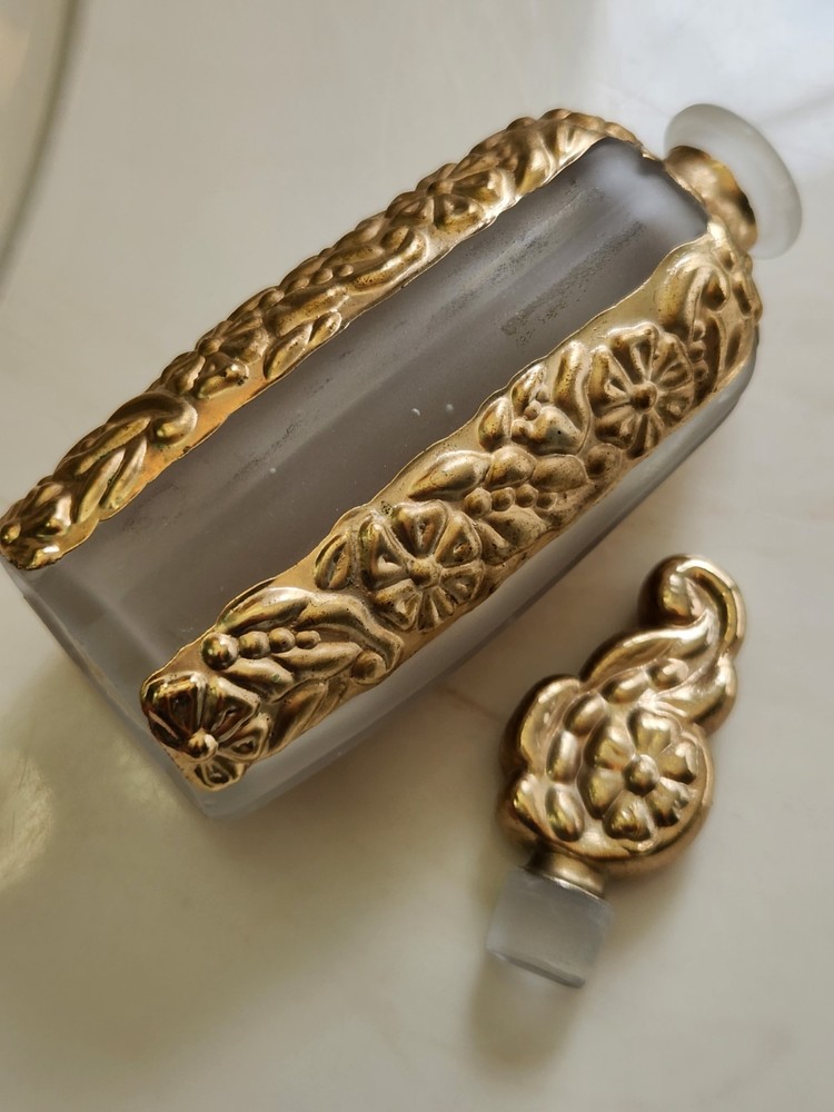 DECORATIVE FROSTED PERFUME BOTTLE WITH GOLD COLUMNS #1005