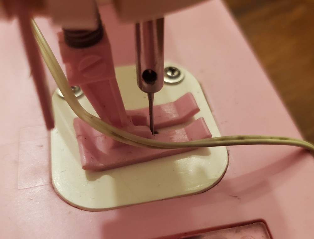 Chainstitch Sewing Machine Battery Powered Kids AS IS Broken Thread Holder