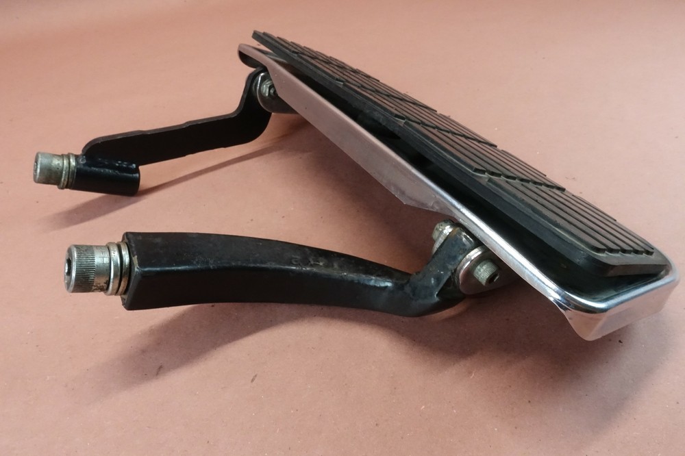 2000-2005 Harley Davidson Electra Glide FRONT RIGHT FOOT PEG BRACKET FOOT REST
