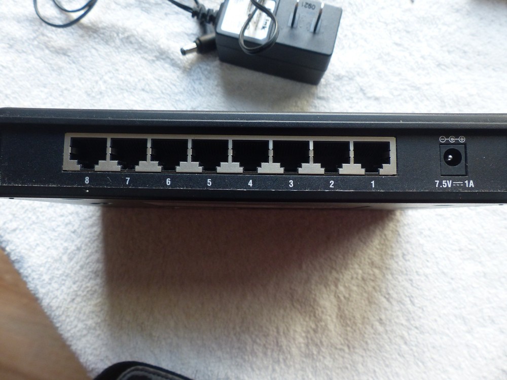 D-Link DGS-2208 8-Port 10/100/1000 Desktop Switch