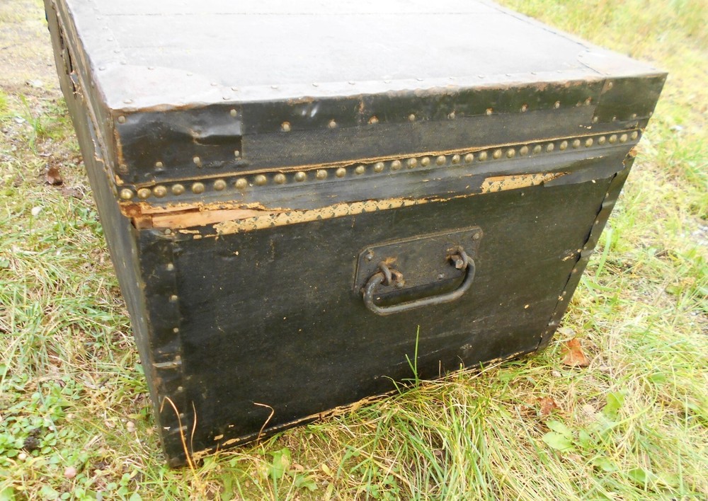 ANTIQUE 19th CENTURY TRAVELING TRUNK