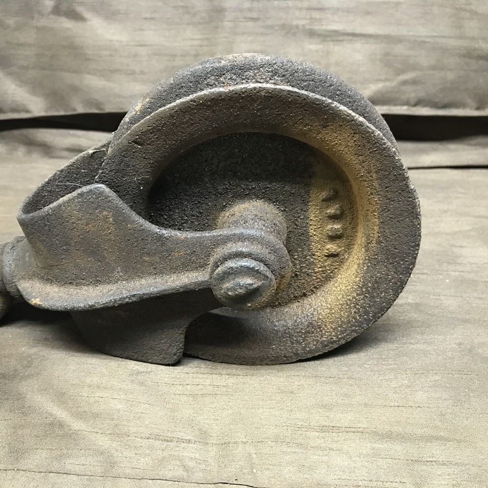 Vintage Old 5” Barn Pulley