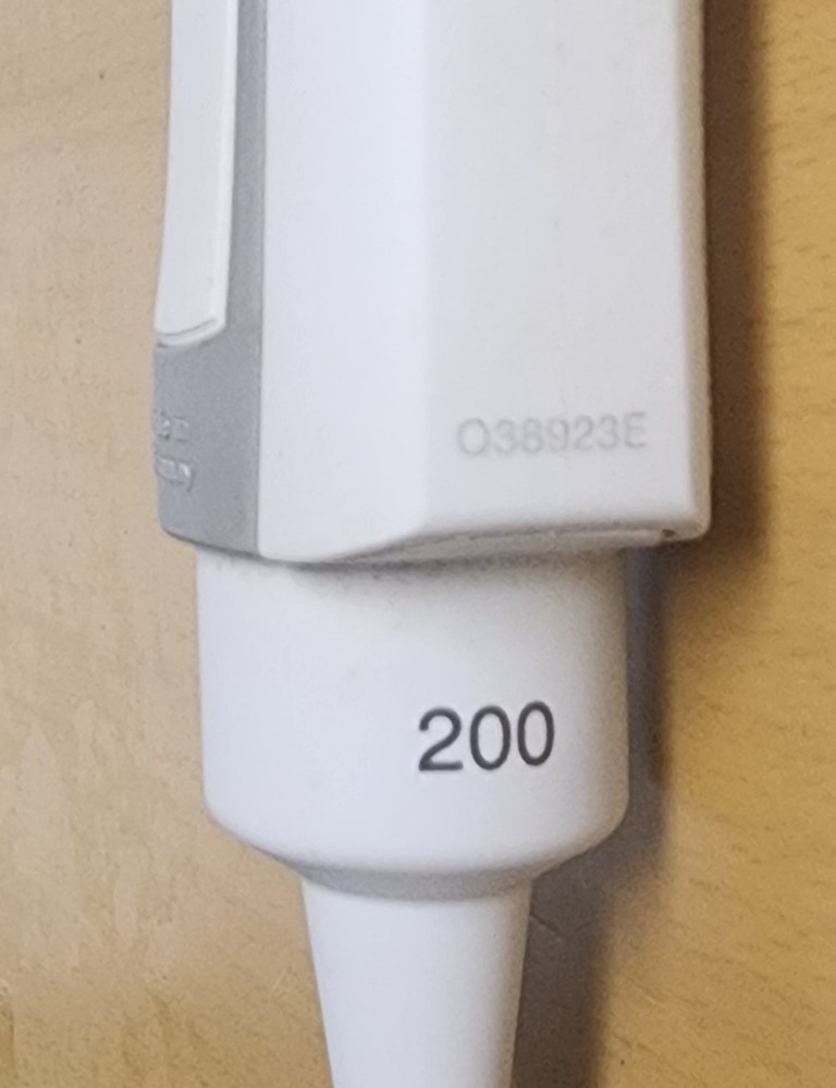 Eppendorf Research Plus Adjustable Volume, Single Channel Pipette, 20 -200μL