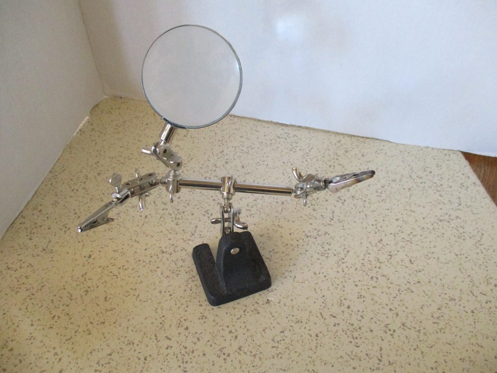 WORKBENCH MAGNIFYING GLASS, CLIPS FOR FINE DETAIL WORK, ADJUSTABLE, 2.5" MAGNIFY