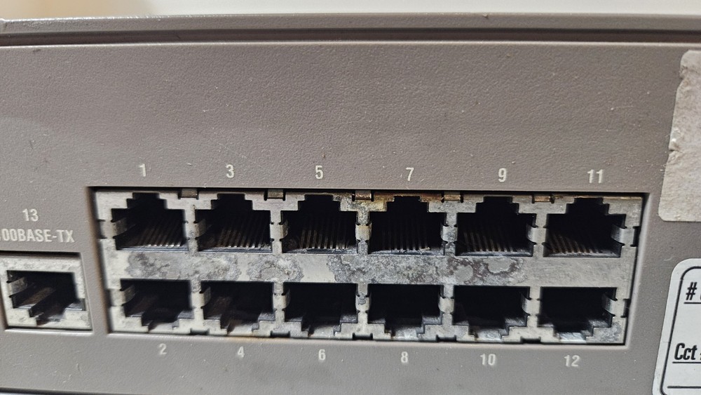 BAY NETWORKS 304 Baystack 12 Port Ethernet Switch