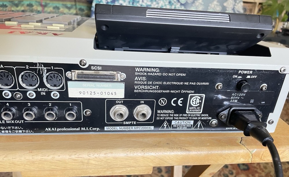 Akai MPC 2000 XL Sampler/Sequencer Drum Machine 8 Outputs