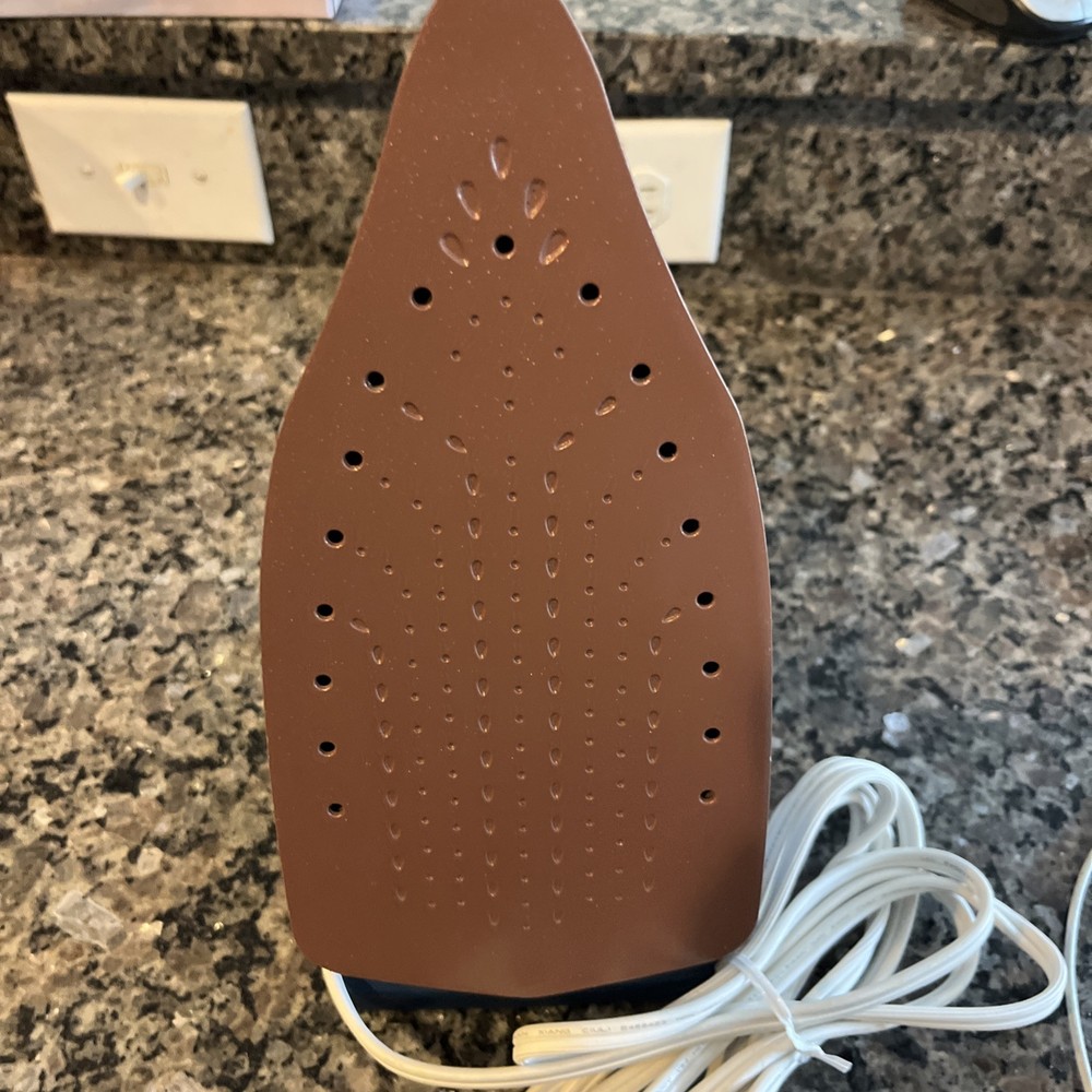 BLACK AND DECKER #D2030 IRON - W/STEAMER