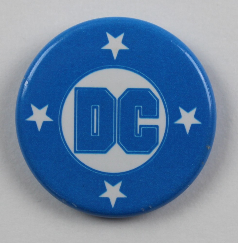 1996 DC COMICS LOGO Bage 1.2" (3 cm.) in Diameter VG Condition Superheroes