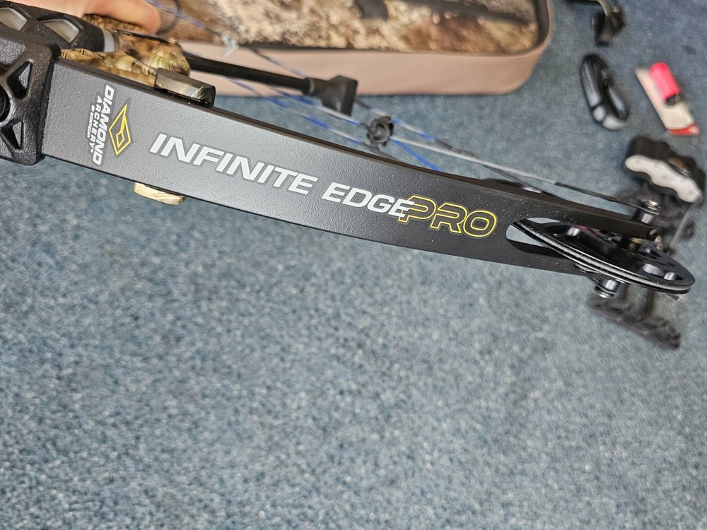 Diamond Archery Infinite Edge Pro Compound Bow 70# Draw w/ Case, Quiver, Release