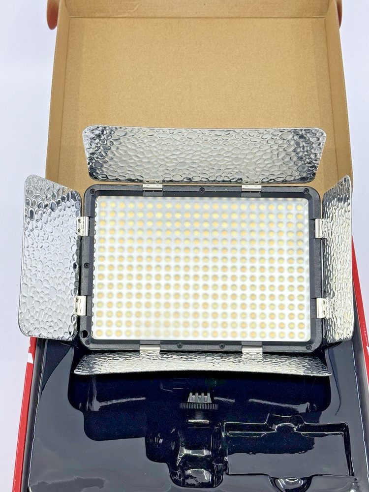 Sunpak LED-330 Kit Video Light with Barndoors