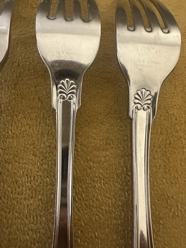 —(3) — Mikasa Sheldon Satin Dinner Forks () - SHELL PATTERN