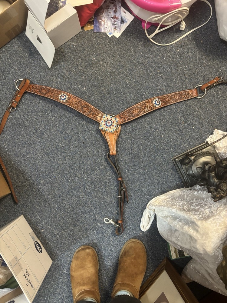 Show Breast Collar