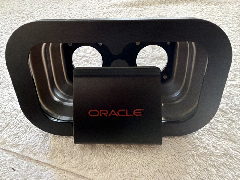 ORACLE Foldable Silicone VR Headset (1) With Instruction Sheet.