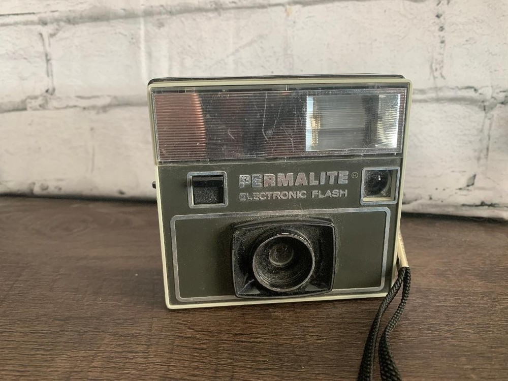 Vintage Imperial Permalite Electronic Flash Camera Model E69 - No flash