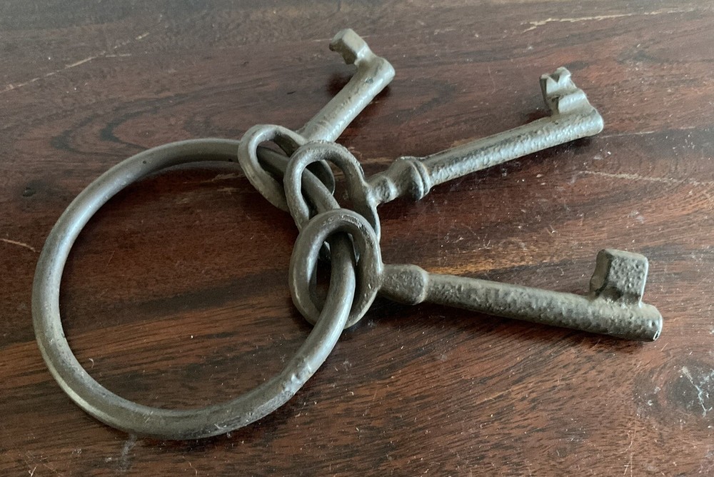 Fantastic Rustic Decorative Cast Iron Key Set