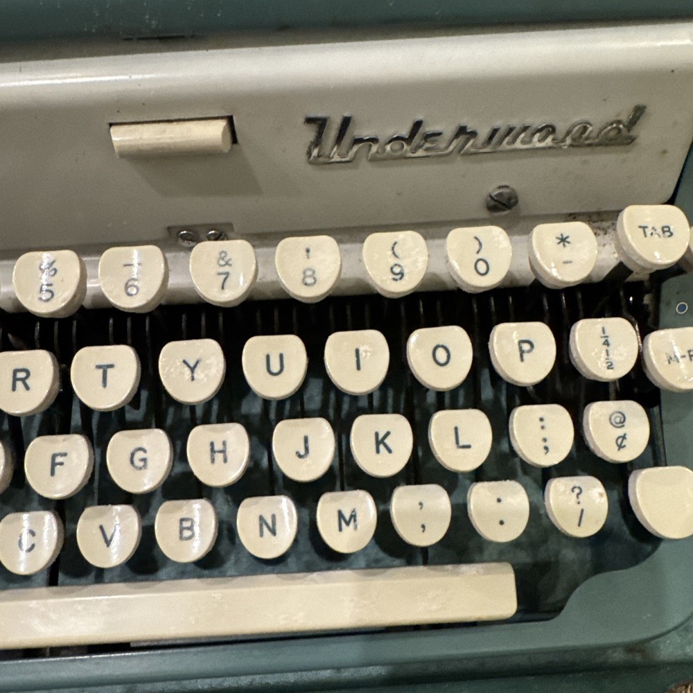 Underwood Universal Quiet Tab Portable Typewriter Blue