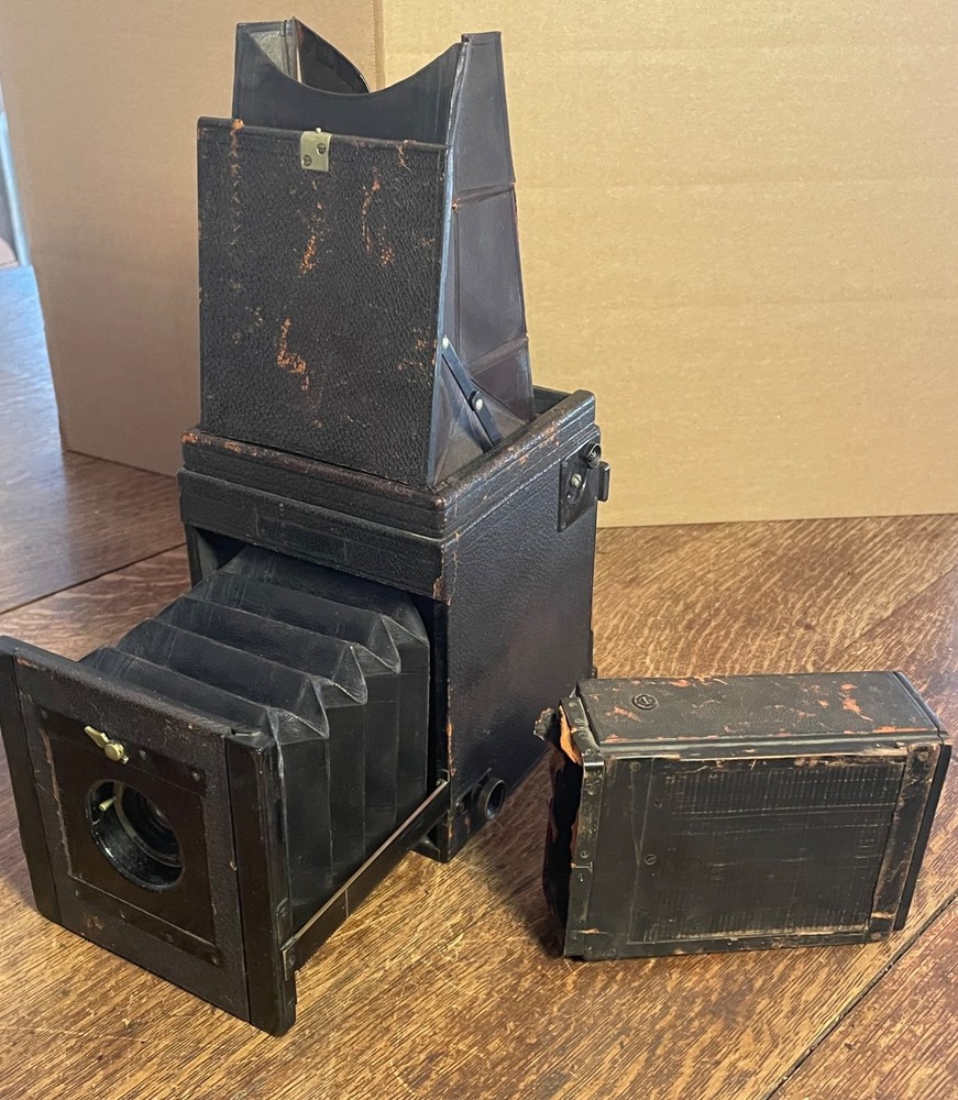 ANTIQUE TOP VIEW REFLEX CAMERA with 12 PLATES & BRASS LENS